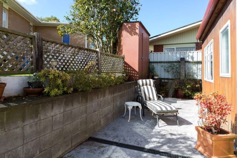 Photo of property in 8a Spencer Place, Merrilands, New Plymouth, 4312