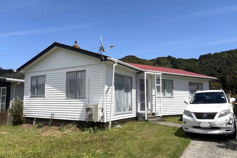 Photo of property in 257 Wellington Road, Wainuiomata, Lower Hutt, 5014