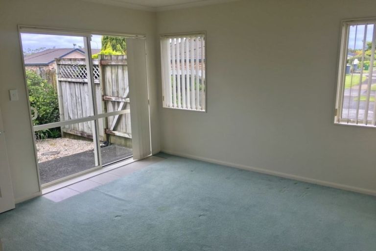 Photo of property in 10 Newry Close, East Tamaki Heights, Auckland, 2016