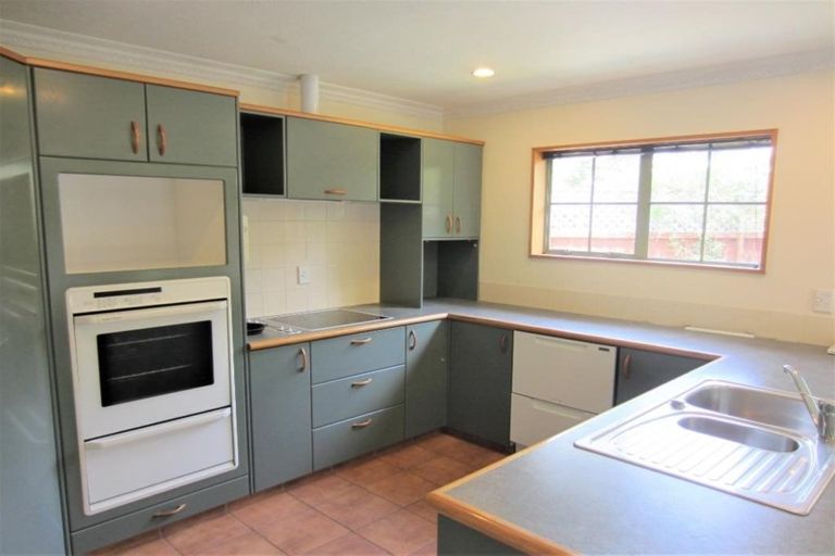 Photo of property in 1/5 Chateau Drive, Burnside, Christchurch, 8053