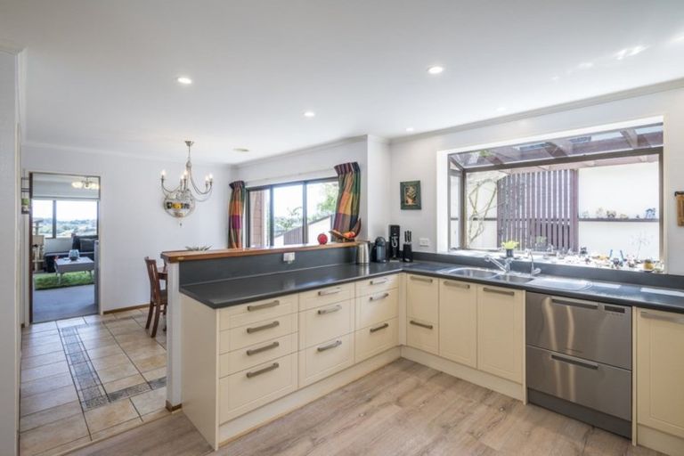 Photo of property in 128 Winara Avenue, Waikanae, 5036