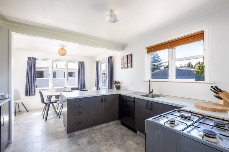 Photo of property in 131 Seaview Road, Westown, New Plymouth, 4310