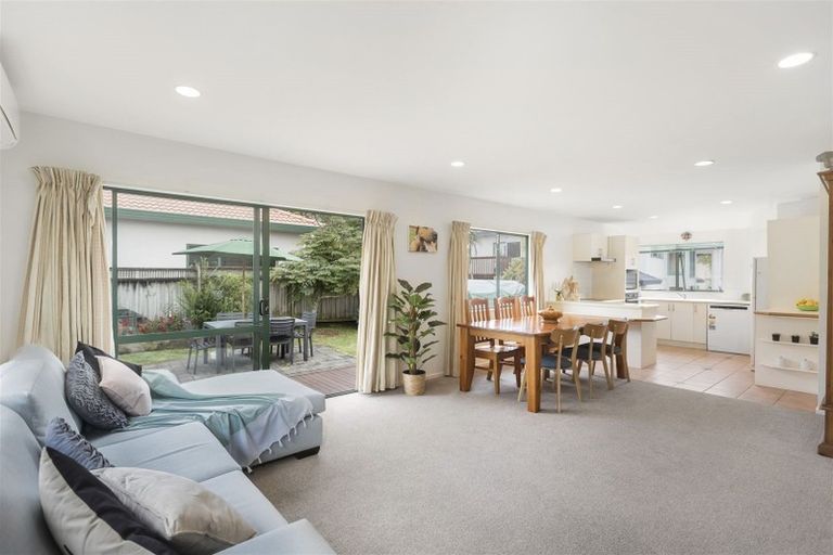 Photo of property in 1/8 Carrigans Close, Pinehill, Auckland, 0632
