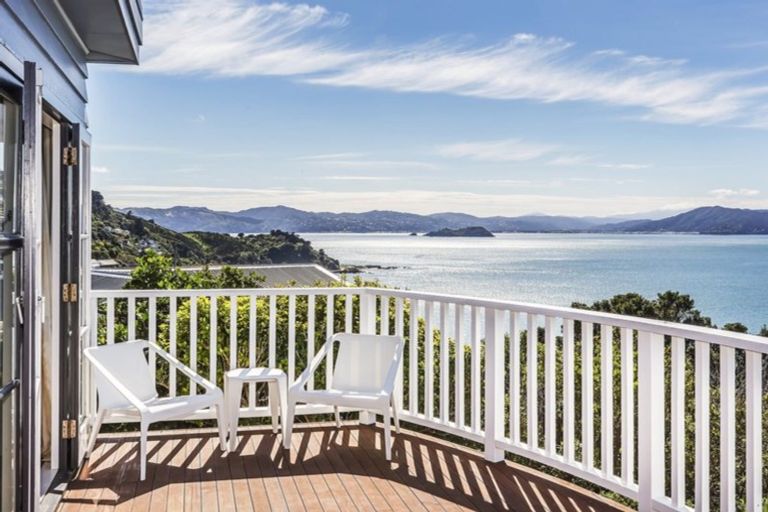 Photo of property in 22 Tai Paku Paku Road, Karaka Bays, Wellington, 6022