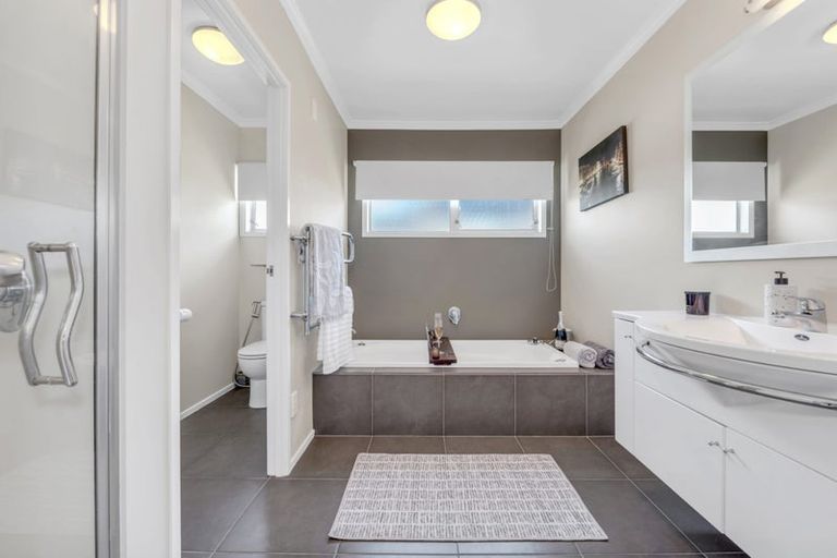 Photo of property in 3/58 Takutai Avenue, Half Moon Bay, Auckland, 2012