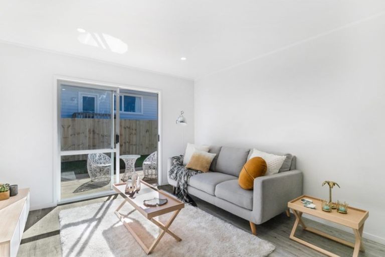 Photo of property in 2/12 Mona Vale, West Harbour, Auckland, 0618