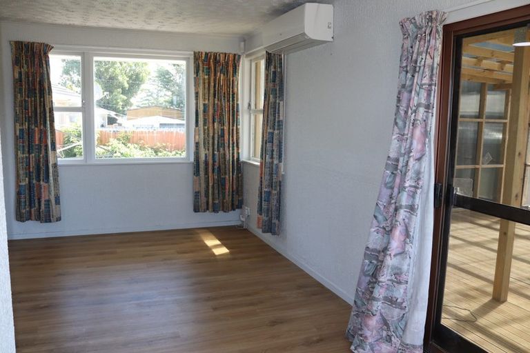 Photo of property in 10 Ingleby Place, Kelston, Auckland, 0602