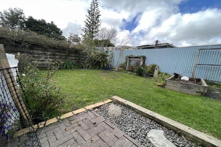 Photo of property in 1 Gaede Terrace, Sunnyvale, Auckland, 0612