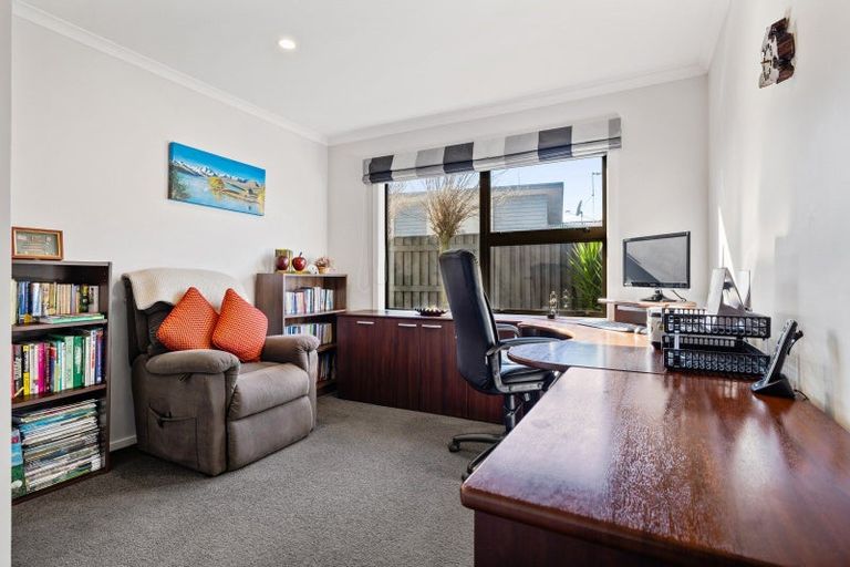 Photo of property in 25 Chestnut Close, Kelvin Grove, Palmerston North, 4414