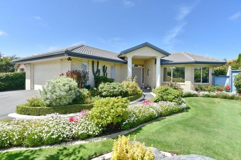 Photo of property in 90 Willowview Drive, Redwood, Christchurch, 8051