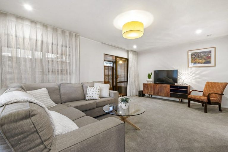 Photo of property in 2/3 Eversleigh Road, Belmont, Auckland, 0622