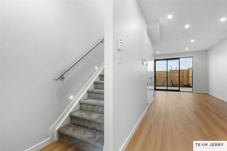 Photo of property in 27 Kuaha Road, Massey, Auckland, 0614