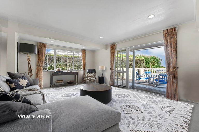 Photo of property in 100 Eugenia Rise, Goodwood Heights, Auckland, 2105