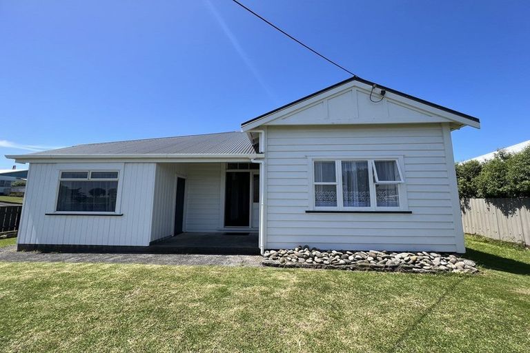 Photo of property in 13 High Street West, Waitara, 4320