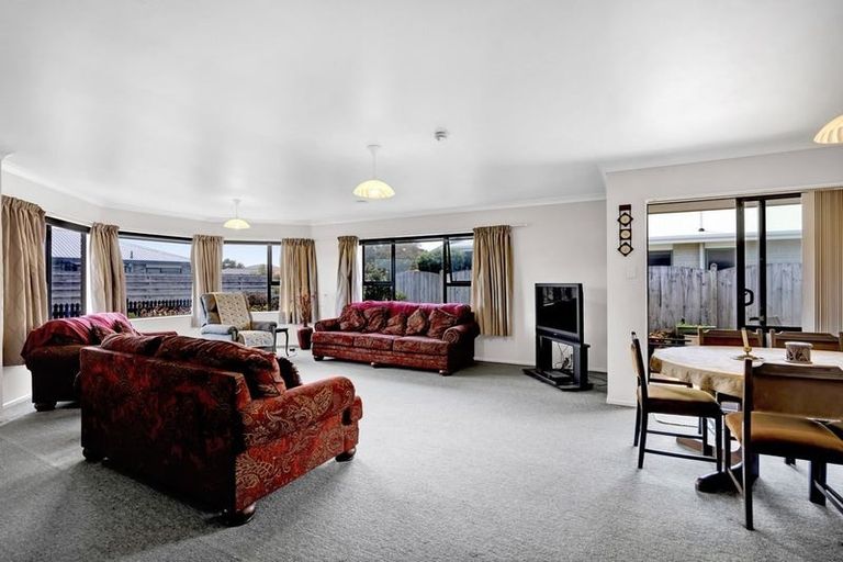 Photo of property in 18 Beech Place, Hawera, 4610