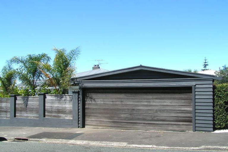 Photo of property in 2 Faulkner Road, Northcote Point, Auckland, 0627