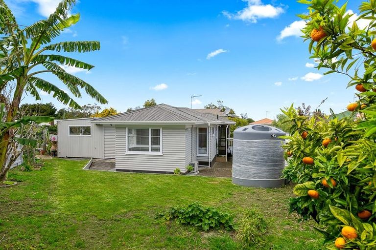 Photo of property in 300 Wairau Road, Glenfield, Auckland, 0629