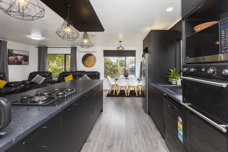 Photo of property in 2 Monarch Grove, Maoribank, Upper Hutt, 5018