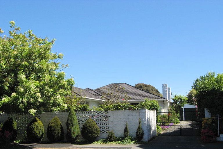 Photo of property in 17 Oakfield Street, Burnside, Christchurch, 8053