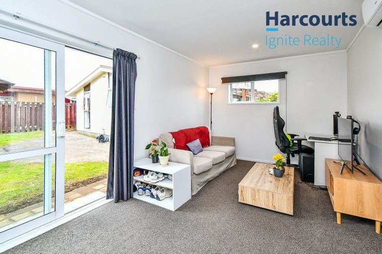 Photo of property in 8 Booker Place, Weymouth, Auckland, 2103