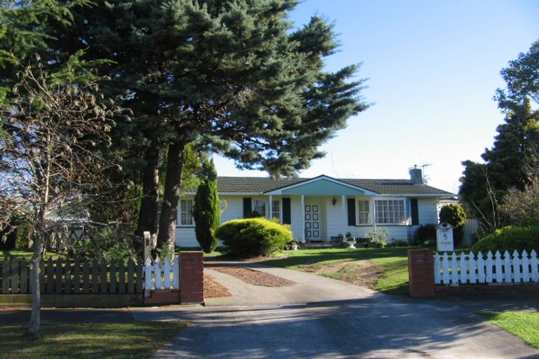 Photo of property in 5 Alma Place, Milson, Palmerston North, 4414