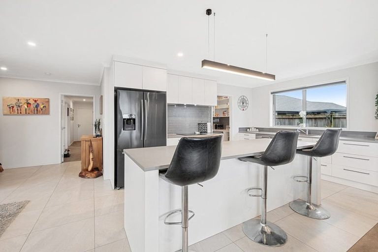 Photo of property in 14 Poutawa Lane, Clarks Beach, 2122