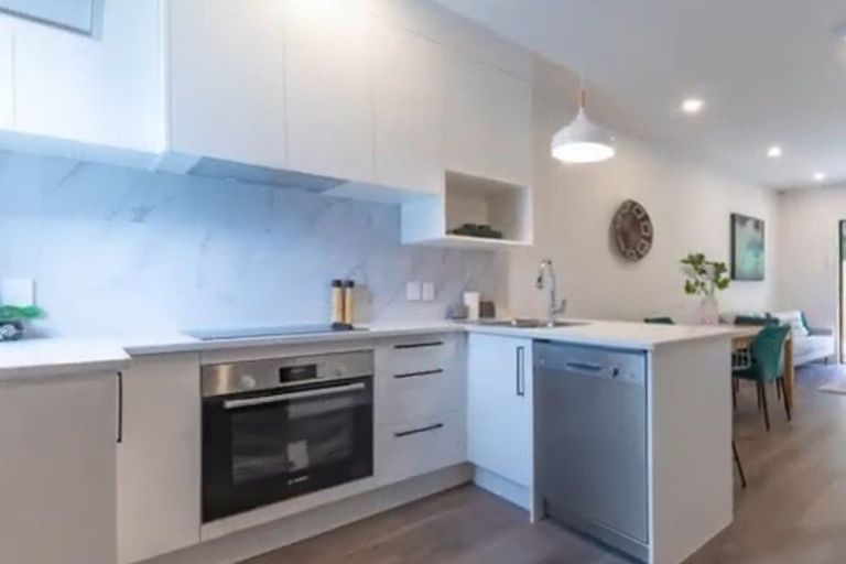 Photo of property in 32 Morihana Close, Glen Eden, 0602