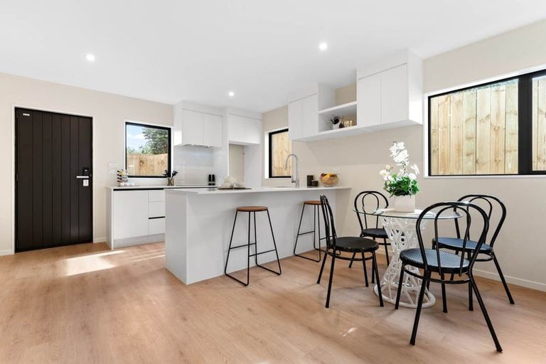 Photo of property in 3/10 Orchid Place, Te Atatu South, Auckland, 0610