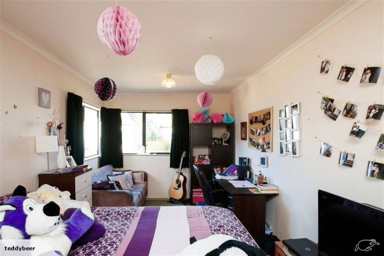 Photo of property in 15 Woburn Place, Takaro, Palmerston North, 4412