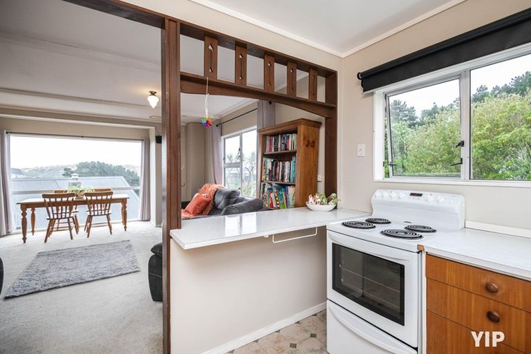 Photo of property in 52 Colchester Crescent, Newlands, Wellington, 6037