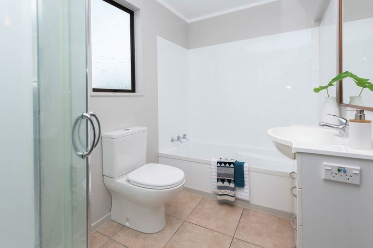 Photo of property in 2/5 Cornelian Crescent, Half Moon Bay, Auckland, 2012