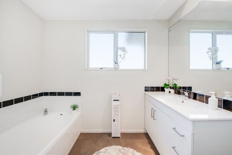 Photo of property in 84 Tauranga Place, Orewa, 0931