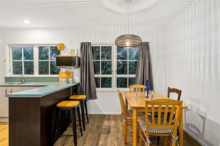 Photo of property in 2/220 East Coast Road, Forrest Hill, Auckland, 0620