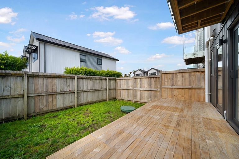 Photo of property in 1/107 Hobsonville Road, West Harbour, Auckland, 0618