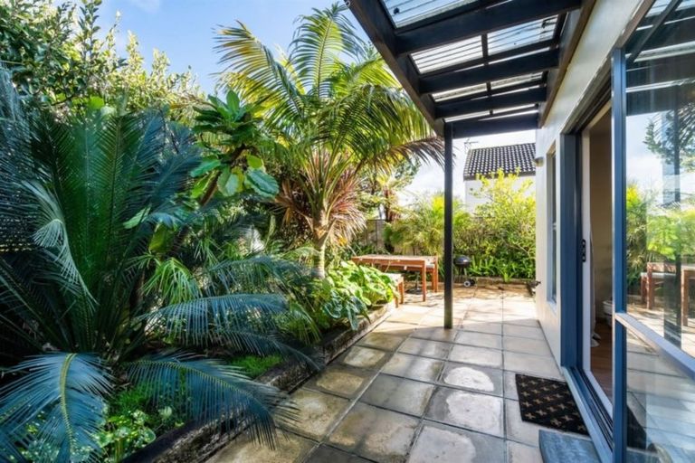Photo of property in 1/48 Schnapper Rock Road, Schnapper Rock, Auckland, 0632