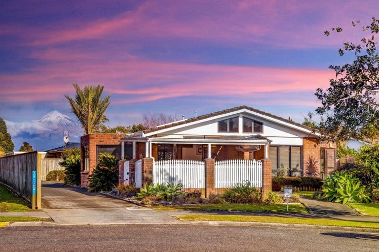 Photo of property in 8 Argyle Place, Highlands Park, New Plymouth, 4312