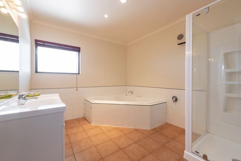Photo of property in 146 Guildford Drive, Paraparaumu Beach, Paraparaumu, 5032