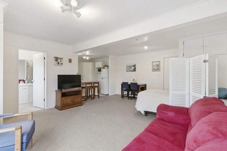 Photo of property in 87 Victory Crescent, Tawa, Wellington, 5028