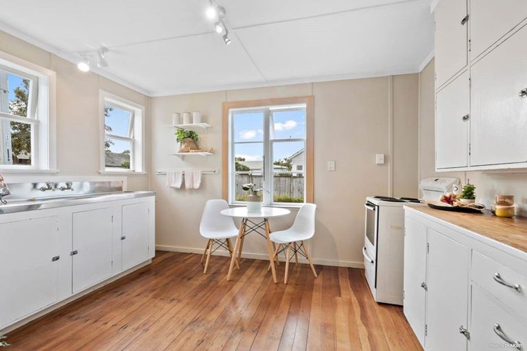 Photo of property in 21 Fairfax Avenue, Northcote, Auckland, 0627