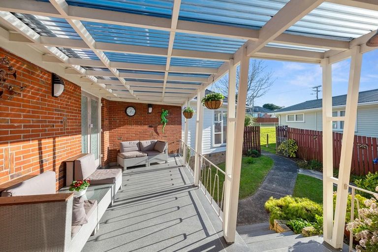 Photo of property in 6 Fowey Avenue, Te Atatu South, Auckland, 0610