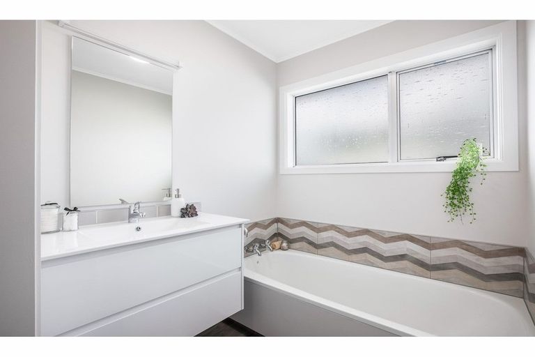 Photo of property in 34 Cypress Drive, Maungaraki, Lower Hutt, 5010