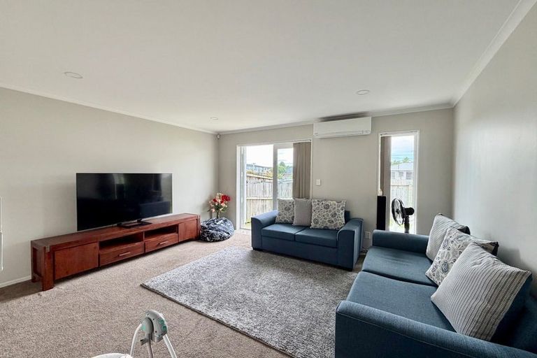 Photo of property in 21 Stitchbird Crescent, Papakura, 2110