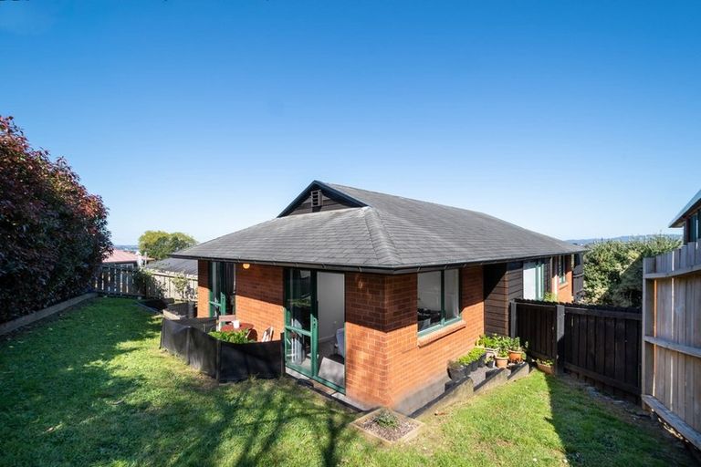 Photo of property in 8a Worthington Place, West Harbour, Auckland, 0618