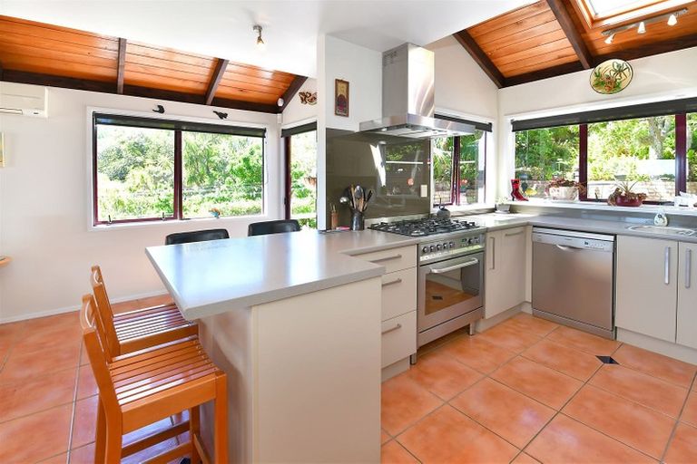 Photo of property in 71 Roberts Road, Matakatia, Whangaparaoa, 0930