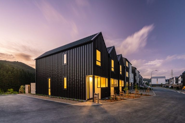 Photo of property in 92 Ara Paiwhenua, Tawa, Wellington, 5028