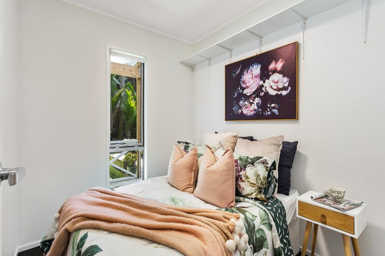 Photo of property in 3 Opanuku Road, Henderson Valley, Auckland, 0612