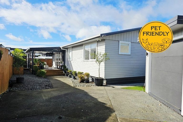 Photo of property in 3/93 Hobsonville Road, West Harbour, Auckland, 0618