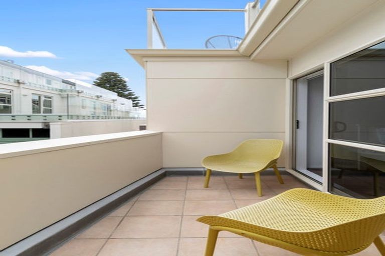 Photo of property in 2/6 Marine Parade, Mount Maunganui, 3116