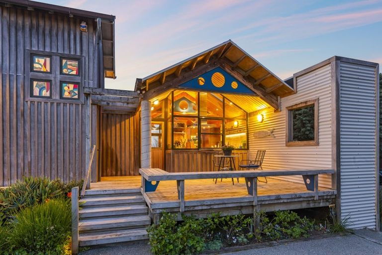 Photo of property in 5 Nuhaka Place, Paraparaumu Beach, Paraparaumu, 5032