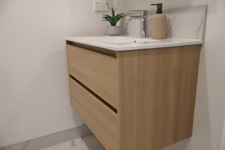 Photo of property in 2/23 Awaroa Road, Sunnyvale, Auckland, 0612